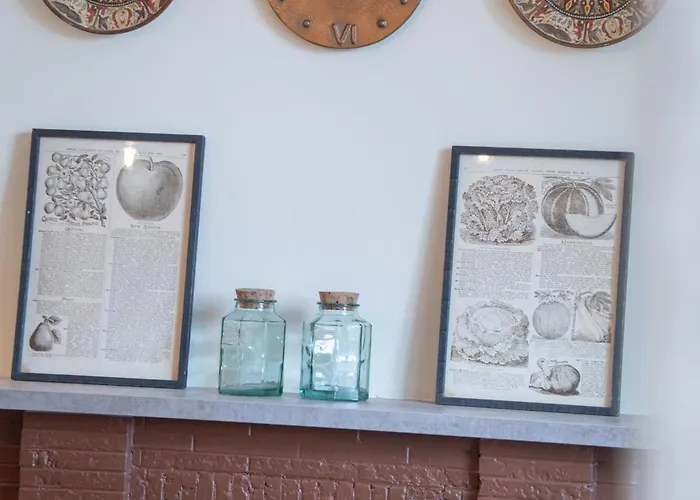 Les De La Marquise Penzion Martel