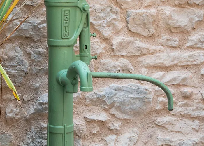 Les De La Marquise Penzion