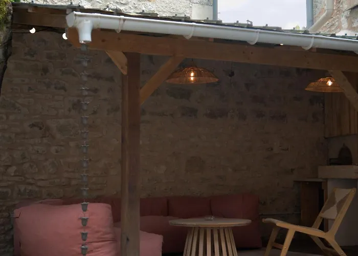 Les De La Marquise Penzion Martel