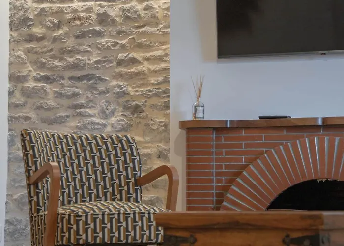 Les De La Marquise Penzion