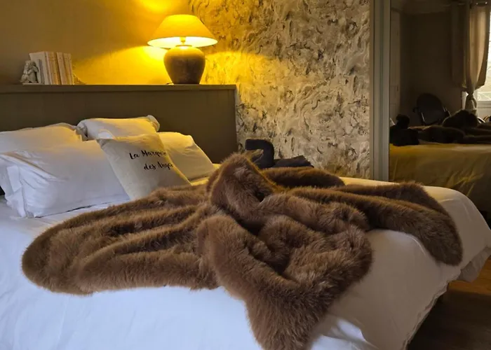 Les De La Marquise Martel